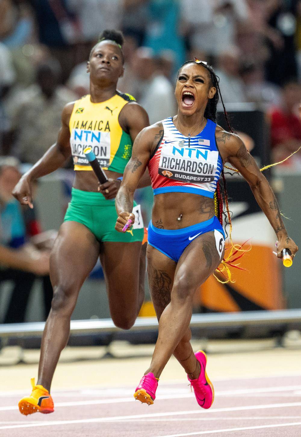 女子田径比赛热火朝天，力争最后胜利