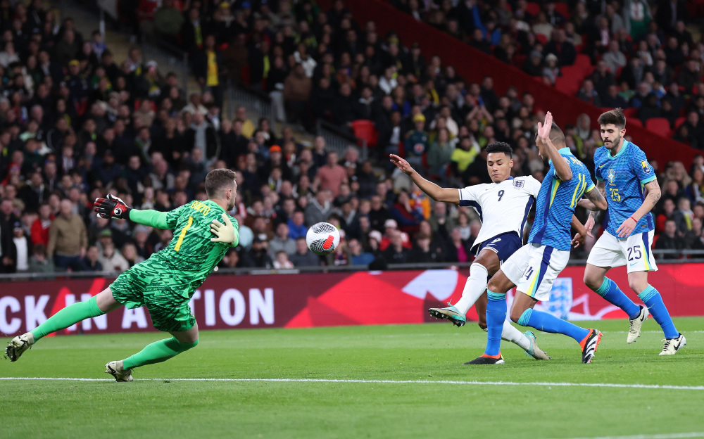 足球精彩瞬间引发赛场交流的简单介绍