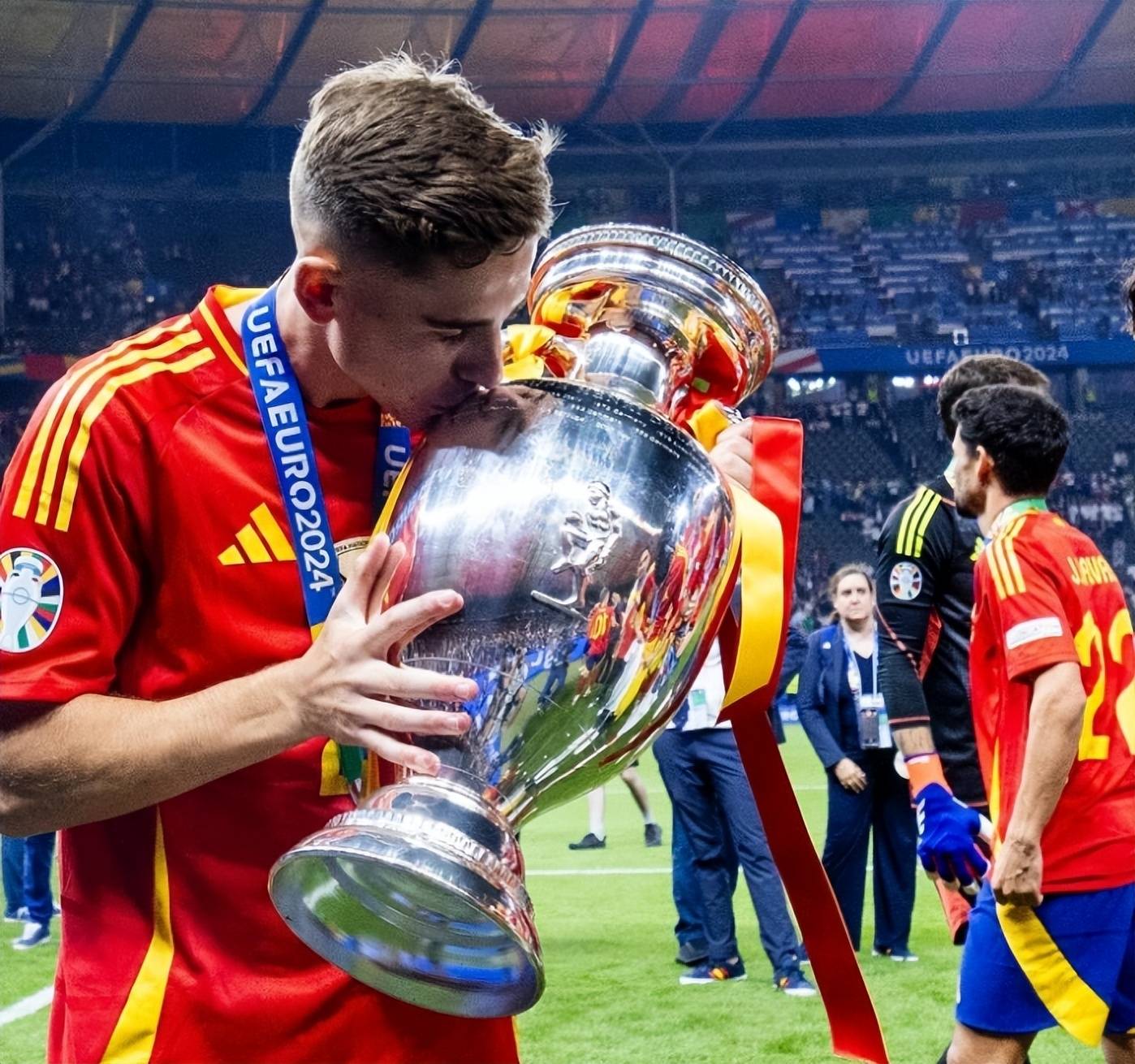 贝林厄姆开场5分钟连进两球，巴萨防线形同虚设！的简单介绍